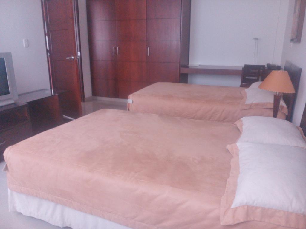 Hotel Cuarta Avenida Кали Номер фото